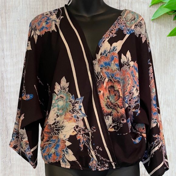 🌺Gorgeous Floral Flying Tomato Beautiful Blouse - Picture 2 of 9